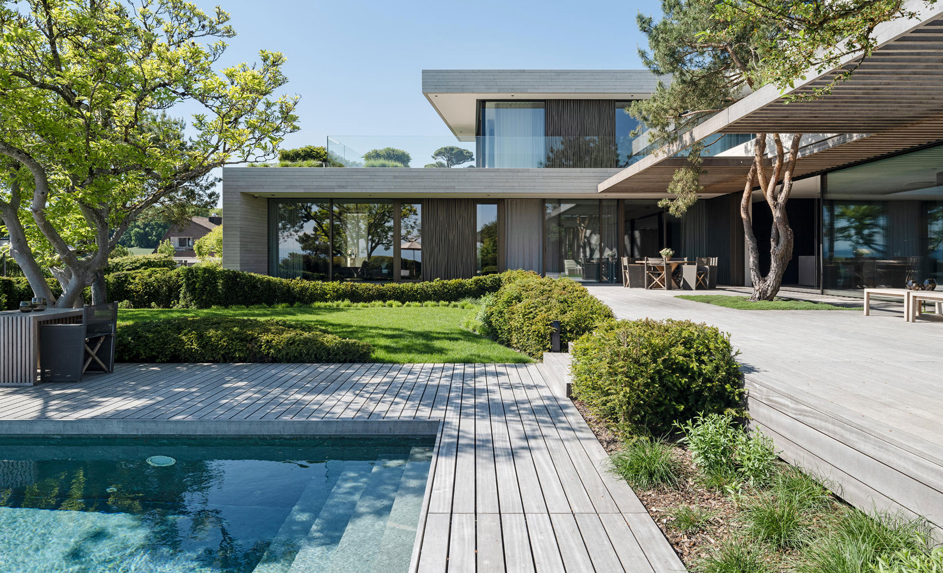 Casa moderna com arquitetura contemporânea e jardim